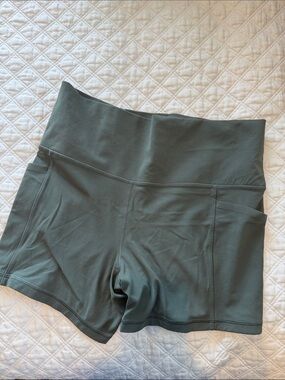 Athleta Salutation stash 5” shorts